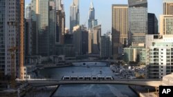 Un tramway traverse un pont sur un canal qui forme le quartier Marina de front de mer de Dubaï, Émirats arabes unis, 1 avril 2015.