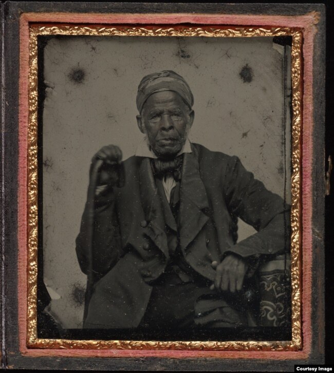 Foto Omar bin Said, tahun 1850, seorang budak Muslim yang menulskan kisah hidupnya dengan tulisan tangan selama menjadi budak. (Foto: Yale University)