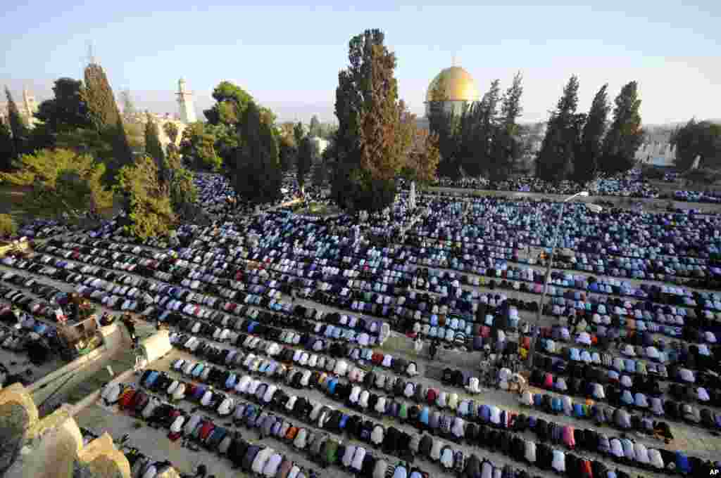 Muslim worshippers pray during the first day of Eid al-Fitr at the Al Aqsa Mosque Compound in Jerusalem's Old City, July 28, 2014.