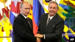 El presidente ruso Vladimir Putin inició este viernes una gira de seis días por Latinoamérica. En la imagen con el presidente de Cuba, Raúl Castro.
