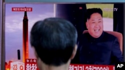 首尔地铁站电视屏幕上正在播放朝鲜试射导弹的消息 (2017年9月15日)