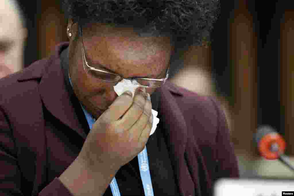 Rebecca Johnson, agent de santé rescapée de&nbsp;l&rsquo;épidémie d&rsquo;Ebola en Sierra Leone, pleure lors d&rsquo;une adresse aux journalistes au Siège de l&#39;OMS à Genève, 25 Janvier 2015. REUTERS / Pierre Albouy