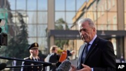 Kwamishinan kungiyar tarrayar turai Dimitris Avramopoulos yayin wata ganawa da manema labarai a Italiya a watan Maris din 2017.