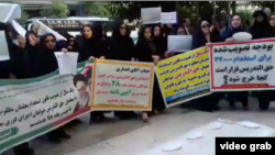 تجمع معلمان حق التدریسی برای دومین روز متوالی مقابل وزارت آموزش و پرورش در تهران