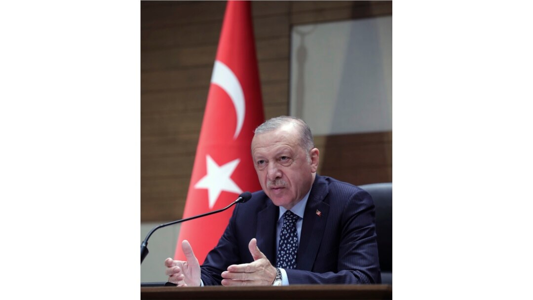 Presiden Turki Recep Tayyip Erdogan memberikan keterangan kepada media di Bandara Ataturk sebelum bertolak ke Bosnia, di Istanbul, Jumat, 27 Agustus 2021.