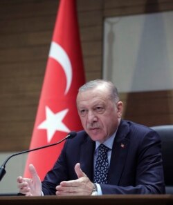 Presiden Turki Recep Tayyip Erdogan memberikan keterangan kepada media di Bandara Ataturk sebelum bertolak ke Bosnia, di Istanbul, Jumat, 27 Agustus 2021.