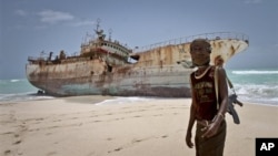 지난 9월 소말리아 호비오 해변의 한 해적과 납치했다 몸값을 받고 풀어 준 타이완 선박. 한 때 해적들로 넘쳐나던 이 곳은 이제 한적한 해변이 됐다.