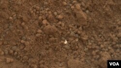 Бело парченце „ѕирка“ од Марс