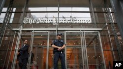 Un policier devant le bâtiment du New York Times, le 28 juin 2018 