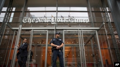 Un policier devant le bâtiment du New York Times, le 28 juin 2018 