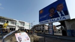 Panneau d'affichage de campagne du président sortant Patrice Talon et de sa vice-présidente Mariam Talata, face à l'affiche de campagne de l'opposition Corentin Kohoue et de la vice-candidate Irene Agossa, à Cotonou le 7 avril 2021.