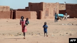 Des enfants du camp de Jaborona, abritant des personnes déplacées du Kordofan-Sud et du Soudan du Sud, dans le désert près d'Omdurman, le 23 décembre 2012.
