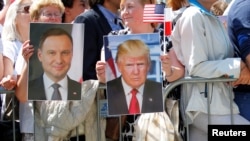 Người dân cầm ảnh hai tổng thống Ba Lan và Mỹ trong buổi phát biểu của Tổng thống Trump ở quảng trường Krasinski, Warsaw, Ba Lan, 6/7/2017 