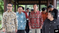 ASEAN FMs, (L-R) Indonesia's Marty Natalegawa, Thailand's Kasit Piromya, Singapore's George Yeo and Philippines' Undersecretary for Policy Erlinda Basilio before the opening of the ASEAN Foreign Ministerial Meeting Retreat in Lombok, West Nusa Tenggara pr