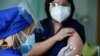 Seorang petugas medis menyiapkan dosis vaksin Sinovac untuk Covid-19 sebelum memberikannya kepada dokter di Jakarta, 19 Januari 2021. (Foto: Reuters/Willy Kurniawan)