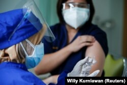 Seorang petugas medis menyiapkan dosis vaksin Sinovac untuk Covid-19 sebelum memberikannya kepada dokter di Jakarta, 19 Januari 2021. (Foto: Reuters/Willy Kurniawan)