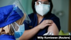 Seorang petugas medis menyiapkan dosis vaksin Sinovac untuk Covid-19 sebelum memberikannya kepada dokter di Jakarta, 19 Januari 2021. (Foto: Reuters/Willy Kurniawan)