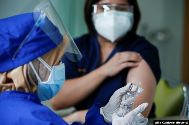 Seorang petugas medis menyiapkan dosis vaksin Sinovac untuk Covid-19 sebelum memberikannya kepada dokter di Jakarta, 19 Januari 2021. (Foto: Reuters/Willy Kurniawan)