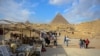 Une vue des pyramides de Khéphren, à droite, et de Menkaure, à gauche, sur le plateau de Gizeh dans la banlieue sud-ouest de la capitale du Caire, le 6 décembre 2017.