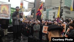 在中國駐紐約總領館前的抗議藏人(由自由西藏學聯提供)