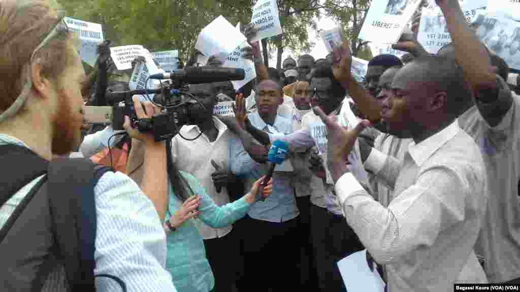 Des jeunes devant le palais de justice pendant que le procès des 4 des 5 leaders de la société civile arrêtés pour avoir voulu organiser une manifestation illégal, le 7 avril 2016.