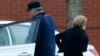 Arhivski snimak Hinklija kako ulazi u kola svoje majke, 19. mart 2015.