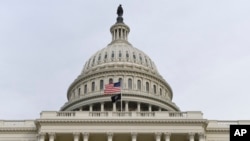 Benderanya berkibar di luar US Capitol menjelang Presiden Donald Trump menyampaikan pidato kenegaraan ke sesi gabungan Kongres di Capitol Hill di Washington, Selasa, 4 Februari 2020. (Foto: AP/Susan Walsh)