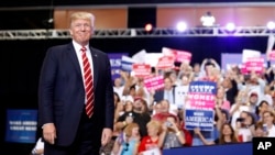 El presidente de EE.UU., Donald Trump, insiste en su crítica a la prensa durante un mitin de campaña en Phoenix, Arizona.