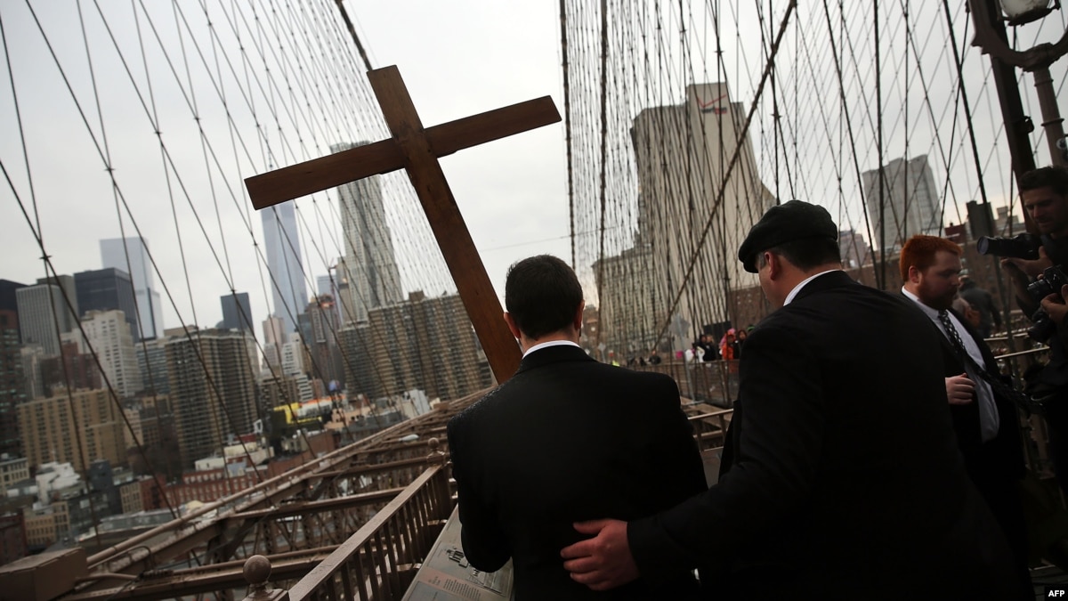 Umat Kristen Adakan Perayaan Seberangi Jembatan Brooklyn pada Jumat Agung