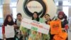 Monster Tas Kresek Ajak Pengunjung Mall di Surabaya Diet Kantong Plastik