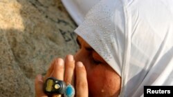 Un musulman en pèlerinage prie au Mont Arafat près de La Mecque, en Arabie Saoudite, le 11 septembre 2016.