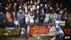 سانحۂ ساہیوال میں پولیس اہل کاروں کی فائرنگ سے ہلاک ہونے والے افراد کی نمازِ جنازہ ادا کی جا رہی ہے۔ (فائل فوٹو)