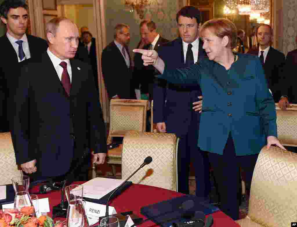 German Chancellor Angela Merkel, right, Russian President Vladimir Putin, left, and Italian Prime Minister Matteo Renzi arrive for a meeting on the sidelines of the ASEM summit of European and Asian leaders in Milan, Oct. 17, 2014. 