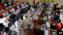 北京的年轻人在网吧里使用电脑(资料照片)