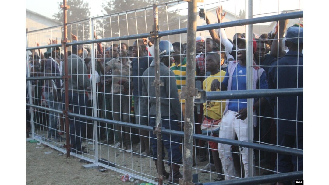 Youths sing along at the “Go Out and Vote” campaign in Mbare, in Harare, July 27, 2018. (S. Mhofu/VOA)
