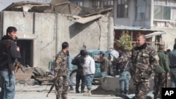 ພວກກໍາລັງຮັກສາຄວາມສະຫງົບອັຟການິສຖານ ຍາມຢູ່ບ່ອນທີ່ມີການໂຈມຕີດ້ວຍລະເບີດ ສະລະຊີບ ຢູ່ເມືອງ Kandahar ທາງພາກໃຕ້ຂອງນະຄອນຫລວງ Kabul ໃນວັນທີ 5 ກຸມພາ, 2012.