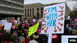 Protesters stream down Independence Avenue in Washington, D.C., for the Women's March, Jan. 21, 2017 (B. Allen / VOA)