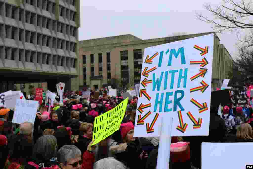 جمعیت حاضر در راهپیمایی زنان در واشنگتن دی سی در خیابان های مرکزی شهر تجمع کردند.