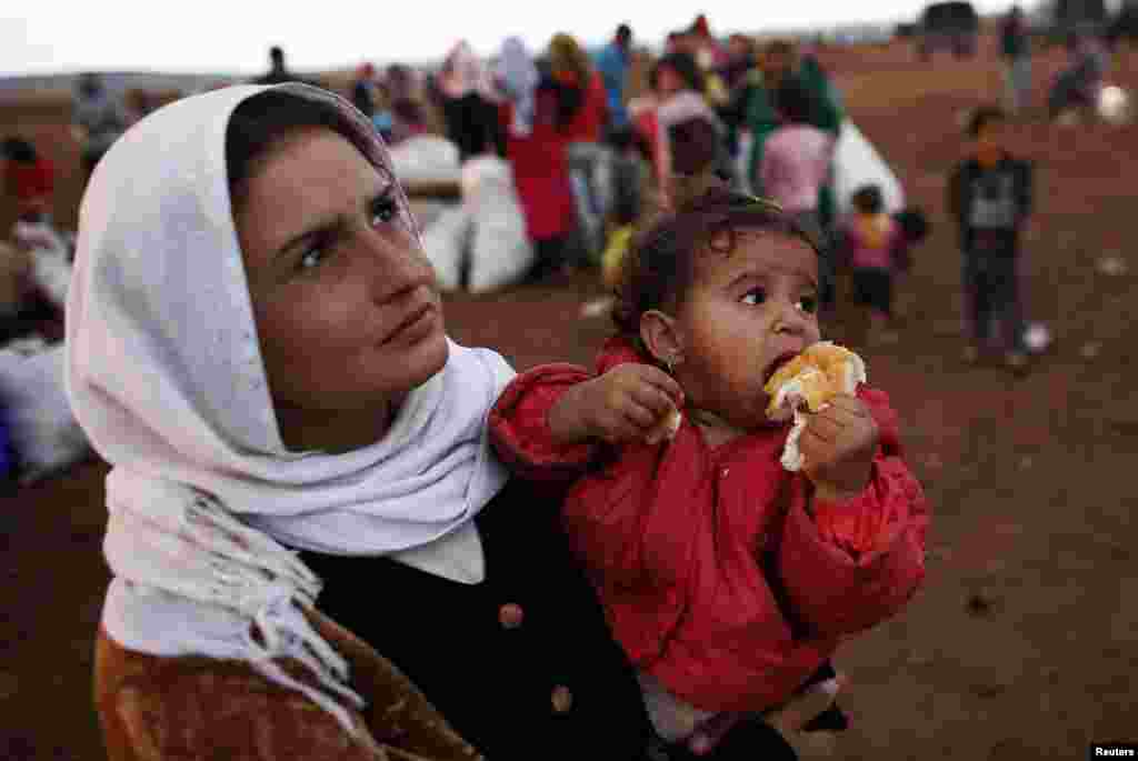 شامی کرد پناہ کے لیے سرحد پار کر کے ترکی میں داخل ہو رہے ہیں۔ 