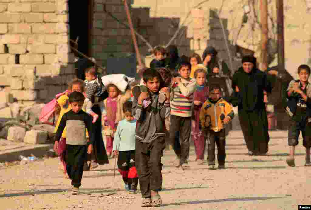 Displaced people who fled the violence of Islamic State militants in Hammam al-Alil, south of Mosul, head to a safer territory in Iraq.