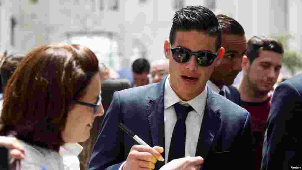 James Rodriguez, signe un autographe lors de la cérémonie à la mairie de Madrid, en Espagne, le 22 mai 2017.