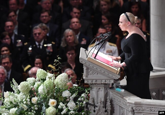 麦凯恩的女儿梅根·麦凯恩2018年9月1日在华盛顿大教堂的麦凯恩追悼会上讲话。