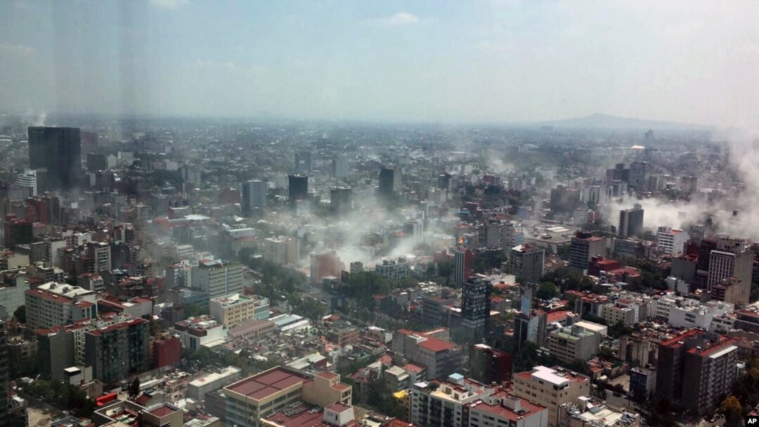 Foto hasil bidikan Francisco Caballero Gout, diambil dari sebuah jendela Torre Latina. Debu-debu membumbung dari pusat kota Mexico City saat gempa berkekuatan 7,1 skala Richter mengguncang kota tersebut, 19 September 2017