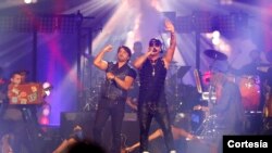 Luis Fonsi, izquierda, junto a Wisin durante la entrega de los Premios Billboard a la Música Latina.