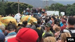 Después del 23 de febrero, cuando la oposición venezolana intentó pasar la ayuda humanitaria guardada en Cúcuta, el presidente en disputa Nicolás Maduro ordenó cerrar el paso fronterizo por los tres puentes de la zona. 