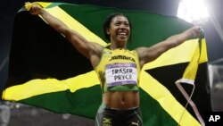 La jamaiquina Shelly-Ann Fraser-Pryce celebra su medalla de oro en la final de los 100 metros planos femenino.