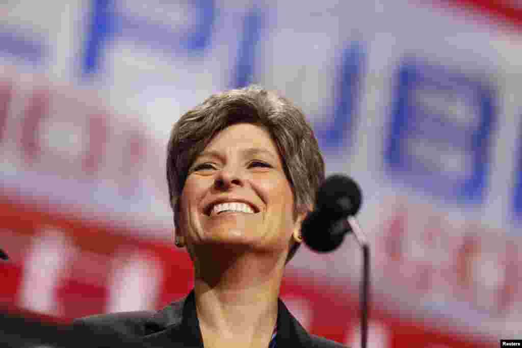 La sénatrice Joni Ernst sourit à la foule alors qu'elle marche vers la scène pour donner son discours à la Convention républicaine à Cheveland, Ohio, le 18 juillet 2016.