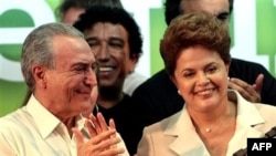 Tổng thống đắc cử Dilma Rousseff (phải) đọc bài diễn văn chiến thắng trước các ủng hộ viên tại thủ đô Brasilia