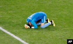 El portero iraní Ali Beiranvand reacciona al final del partido del grupo B entre Irán y Portugal en la Copa Mundial de fútbol 2018 en el Mordovia Arena en Saransk, Rusia, el lunes 25 de junio de 2018. (AP Photo / Darko Bandic)