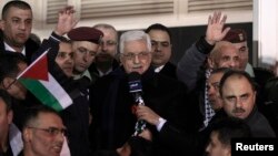 FILE - Palestinian President Mahmoud Abbas (C) speaks in the West Bank city of Ramallah, Dec. 31, 2013.